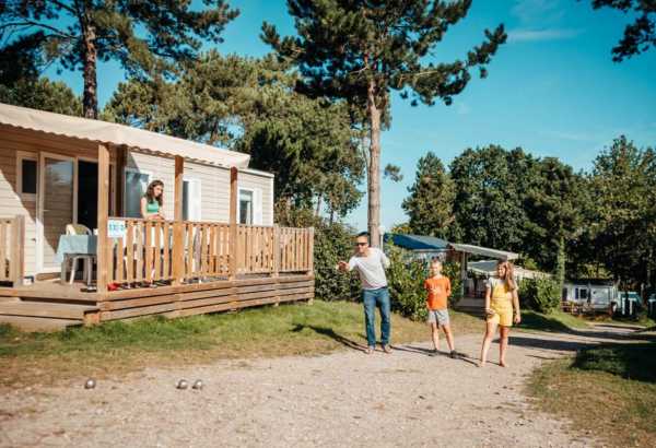 Mobil-home - Pétanque devant le mobil-home XXL