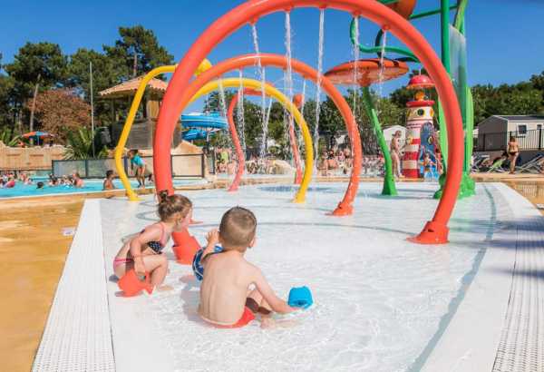 Jeux d'eau - Enfants dans la zone aquafun