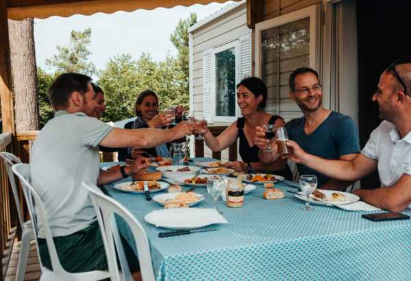 Sur la terrasse - Moment de convivialité dur la terrasse du mobil-home