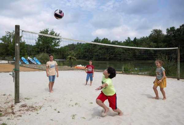 terrain beach volley3.jpg - MOBIL-HOME XXL : Mobil-home 10 personnes