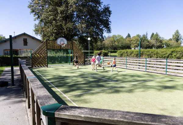 touquin_terrain_multisports (2).jpg - MOBIL-HOME XXL : Stacaravan 10 personen