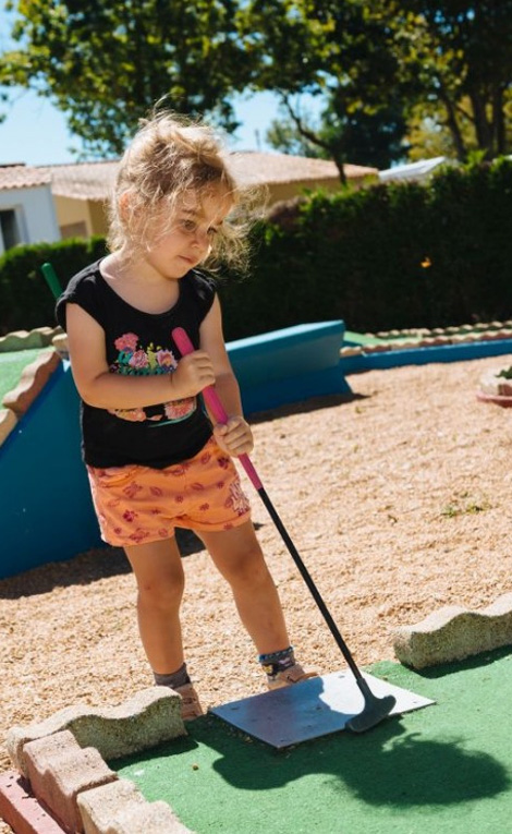 Camping La Trévillière mini golf filles