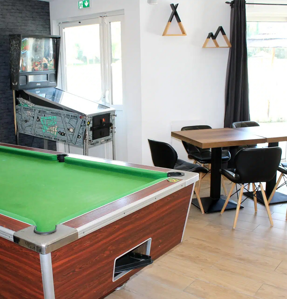Campingplatz Le Quinquis Bar mit Arcade-Raum