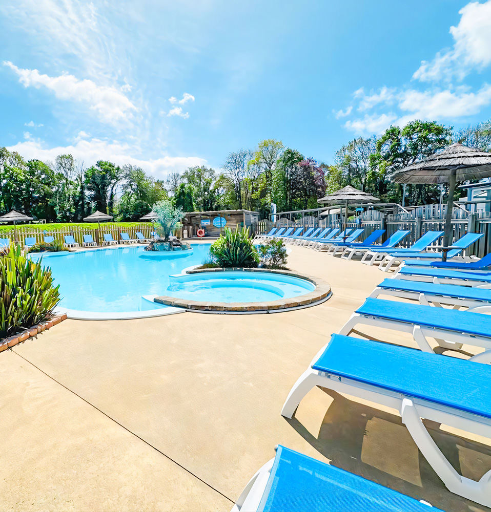 Campingplatz du Quinquis Liegestühle Schwimmbad