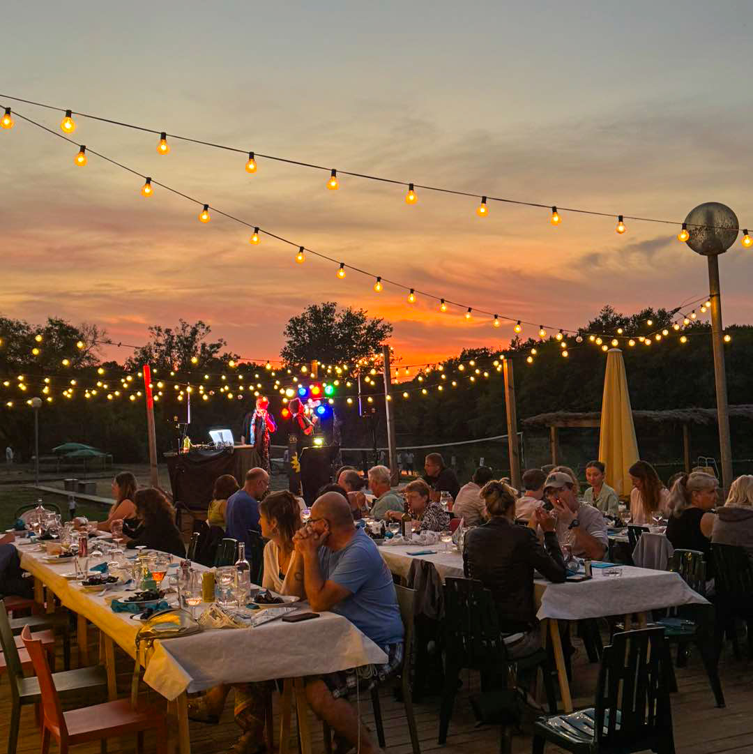 Les Lacs d'Armagnac campsite evening meal